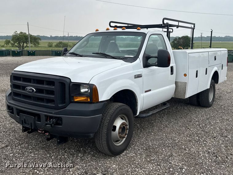 image for item ET6202 2007 Ford F350 Super Duty utility bed pickup truck