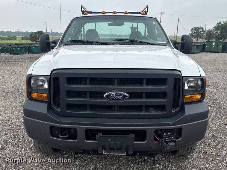 image for item ET6202 2007 Ford F350 Super Duty utility bed pickup truck