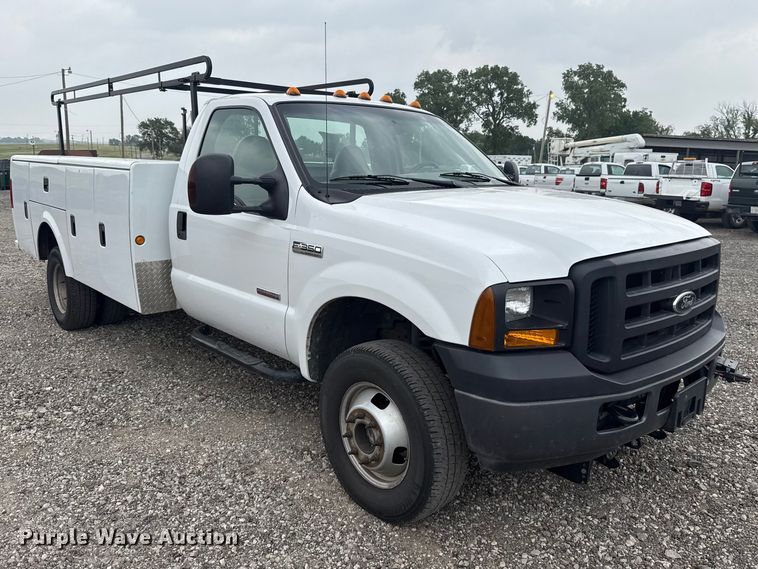 image for item ET6202 2007 Ford F350 Super Duty utility bed pickup truck