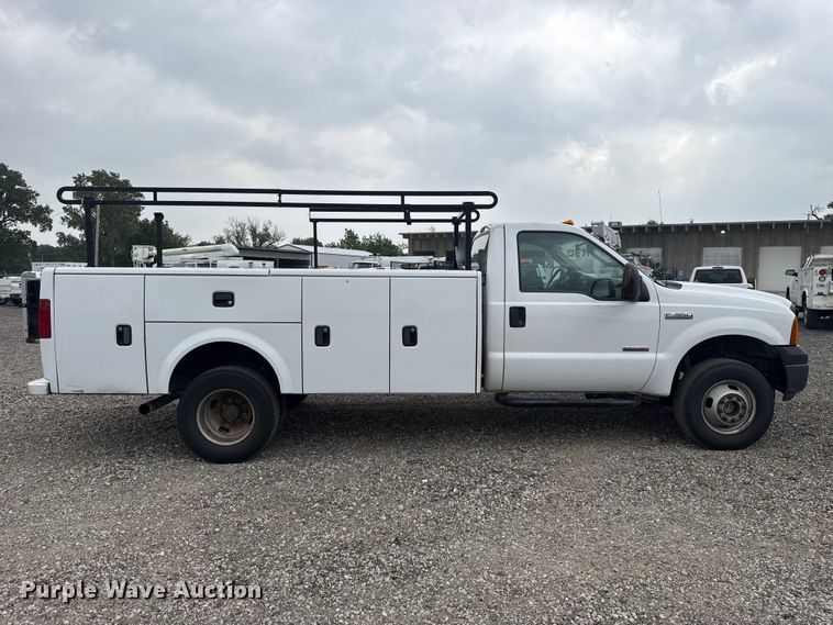 image for item ET6202 2007 Ford F350 Super Duty utility bed pickup truck