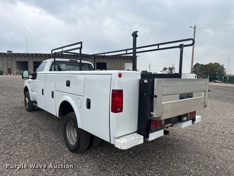 image for item ET6202 2007 Ford F350 Super Duty utility bed pickup truck