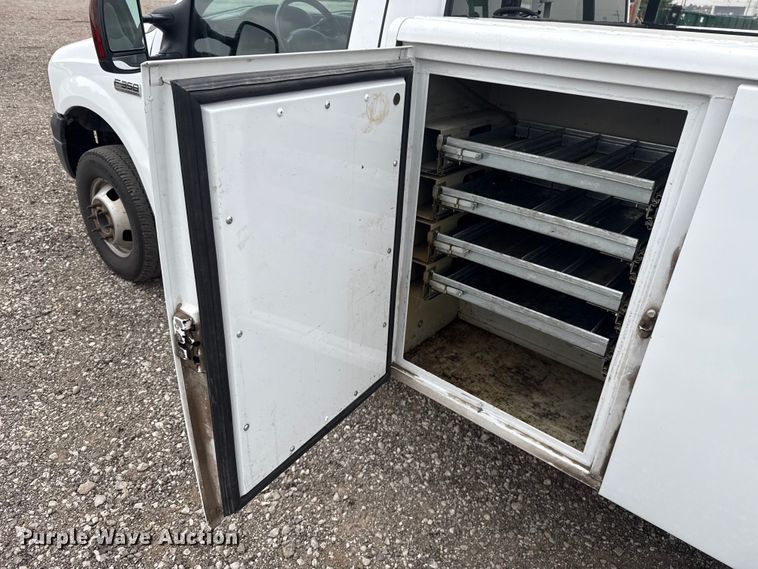 image for item ET6202 2007 Ford F350 Super Duty utility bed pickup truck