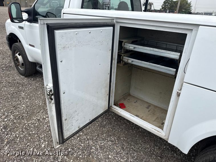 image for item ET6202 2007 Ford F350 Super Duty utility bed pickup truck