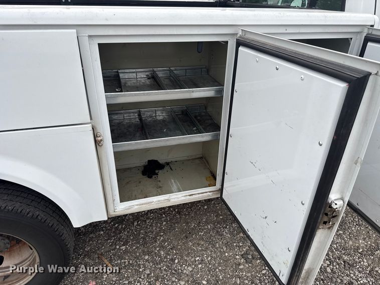 image for item ET6202 2007 Ford F350 Super Duty utility bed pickup truck