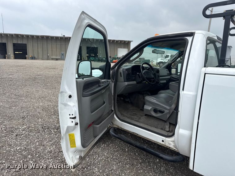 image for item ET6202 2007 Ford F350 Super Duty utility bed pickup truck