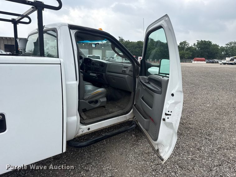 image for item ET6202 2007 Ford F350 Super Duty utility bed pickup truck