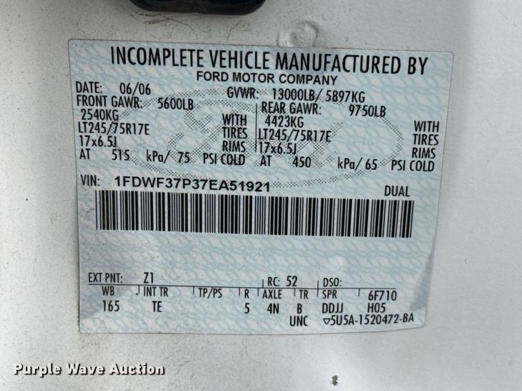 image for item ET6202 2007 Ford F350 Super Duty utility bed pickup truck