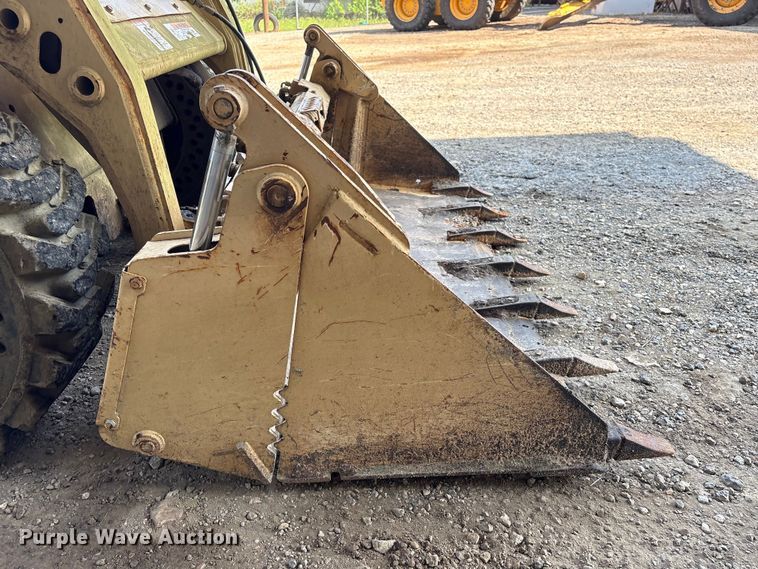 image for item EU0582 2004 Bobcat S150 skid steer loader