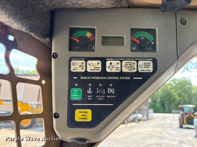 image for item EU0582 2004 Bobcat S150 skid steer loader