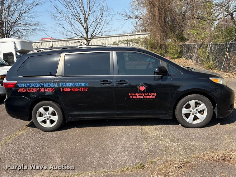 image for item EV2862 2015 Toyota Sienna van