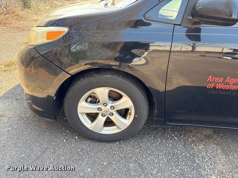 image for item EV2862 2015 Toyota Sienna van