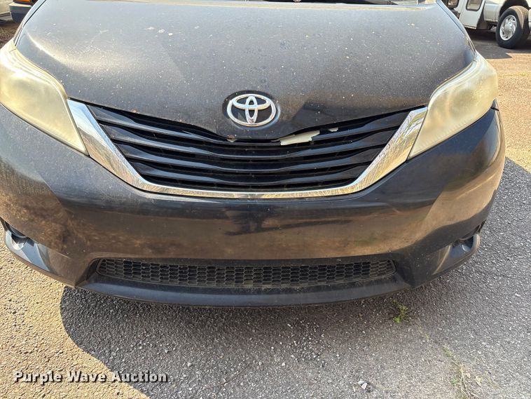 image for item EV2862 2015 Toyota Sienna van