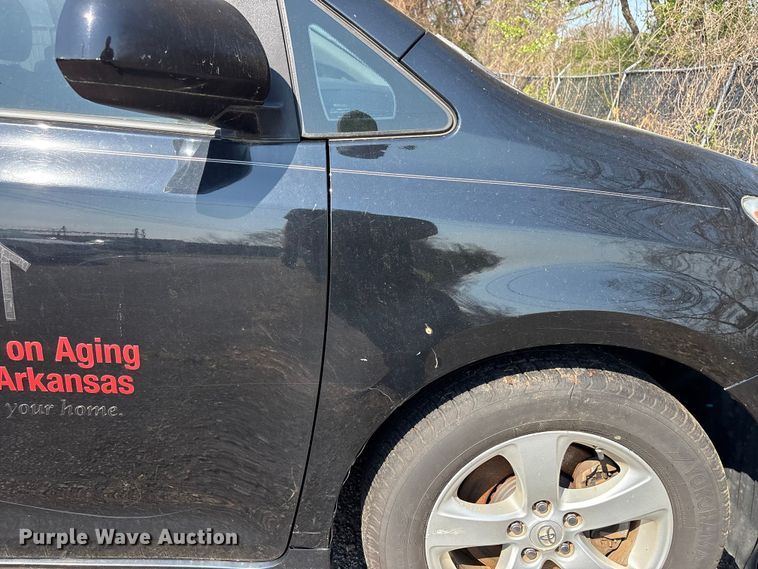 image for item EV2862 2015 Toyota Sienna van