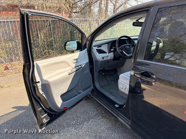 image for item EV2862 2015 Toyota Sienna van