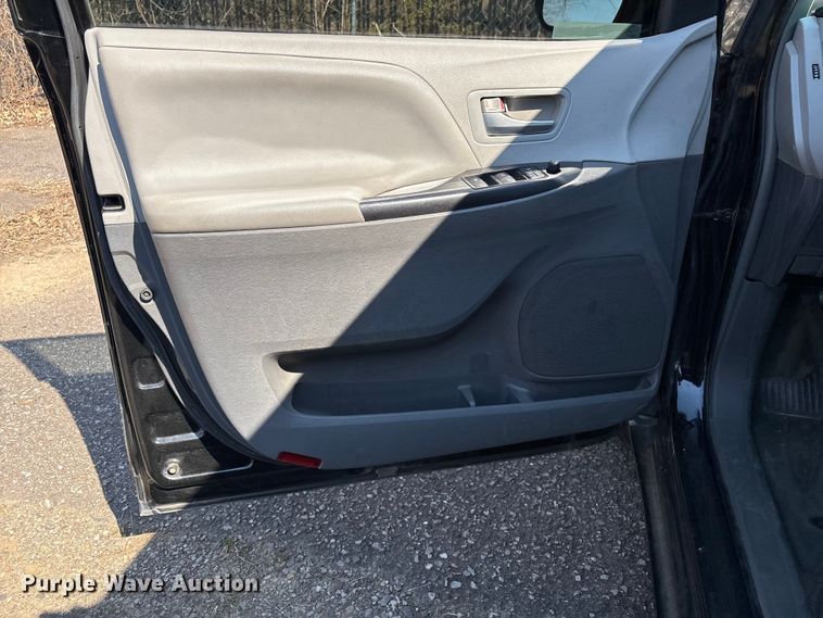 image for item EV2862 2015 Toyota Sienna van
