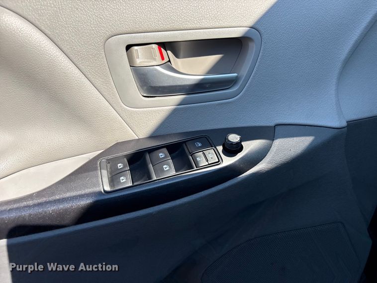 image for item EV2862 2015 Toyota Sienna van