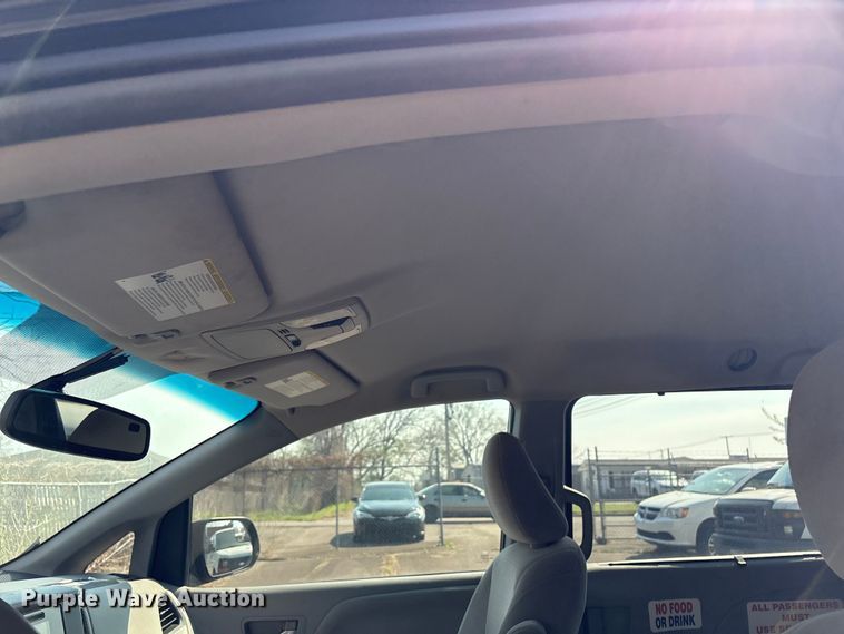 image for item EV2862 2015 Toyota Sienna van