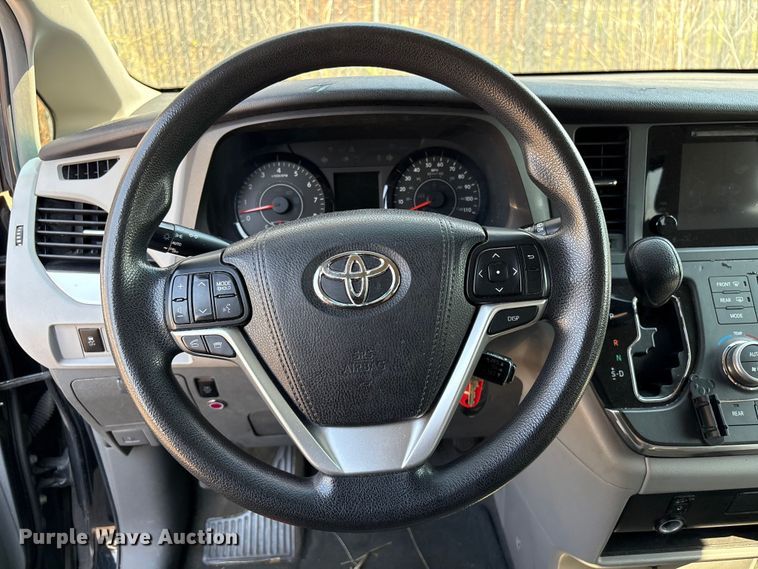 image for item EV2862 2015 Toyota Sienna van