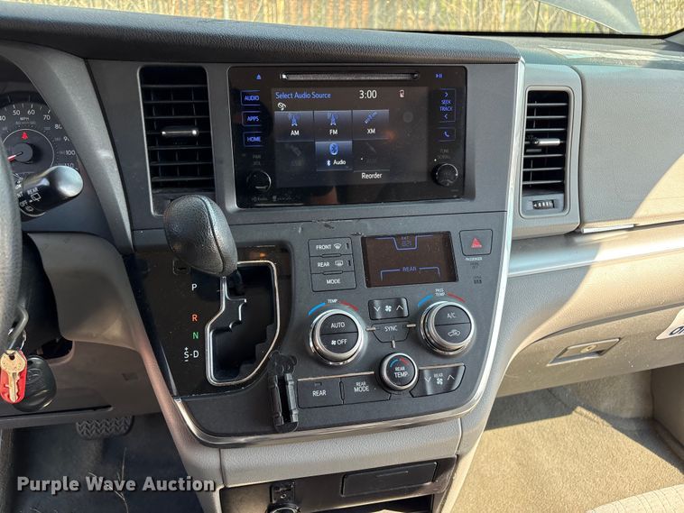 image for item EV2862 2015 Toyota Sienna van
