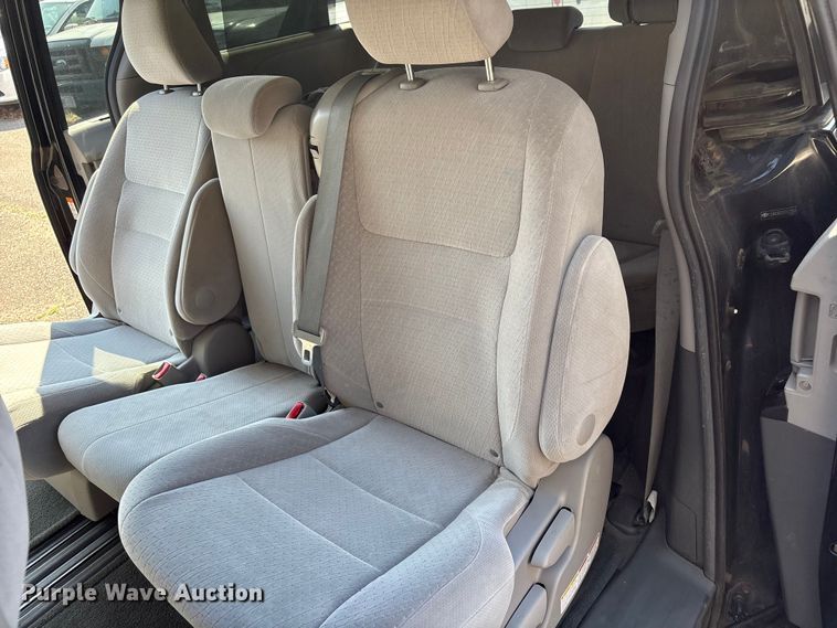 image for item EV2862 2015 Toyota Sienna van