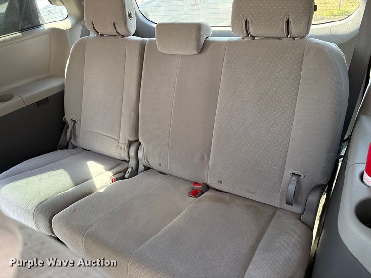 image for item EV2862 2015 Toyota Sienna van