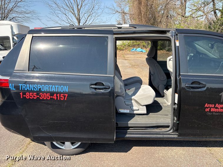 image for item EV2862 2015 Toyota Sienna van