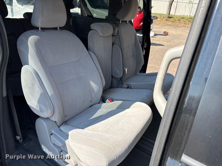 image for item EV2862 2015 Toyota Sienna van