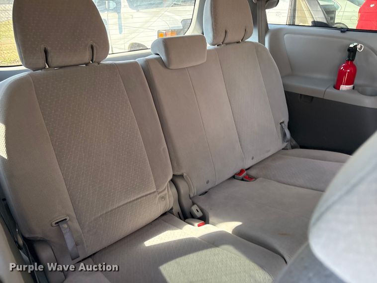 image for item EV2862 2015 Toyota Sienna van