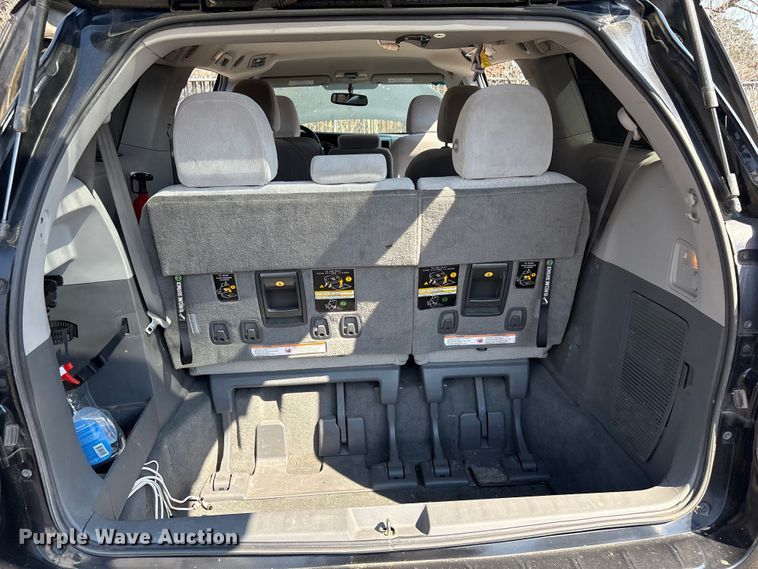 image for item EV2862 2015 Toyota Sienna van