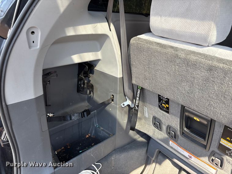 image for item EV2862 2015 Toyota Sienna van