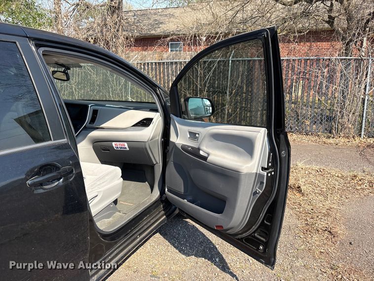 image for item EV2862 2015 Toyota Sienna van