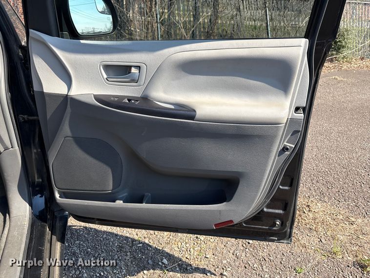 image for item EV2862 2015 Toyota Sienna van