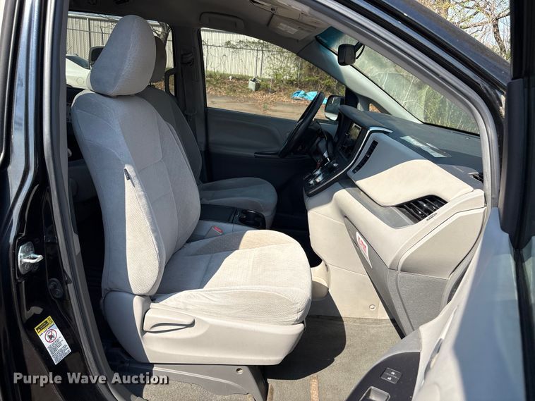 image for item EV2862 2015 Toyota Sienna van