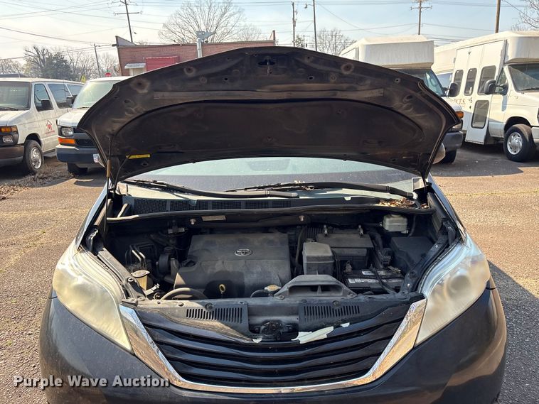 image for item EV2862 2015 Toyota Sienna van