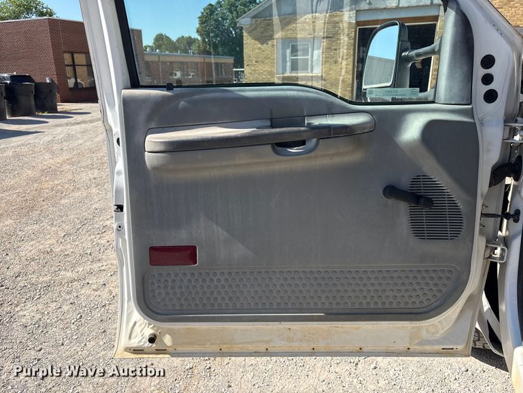 image for item EV2961 2003 Ford F350 Super Duty Crew Cab pickup truck