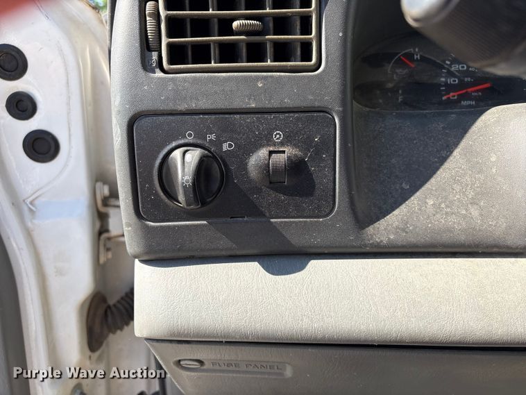 image for item EV2961 2003 Ford F350 Super Duty Crew Cab pickup truck