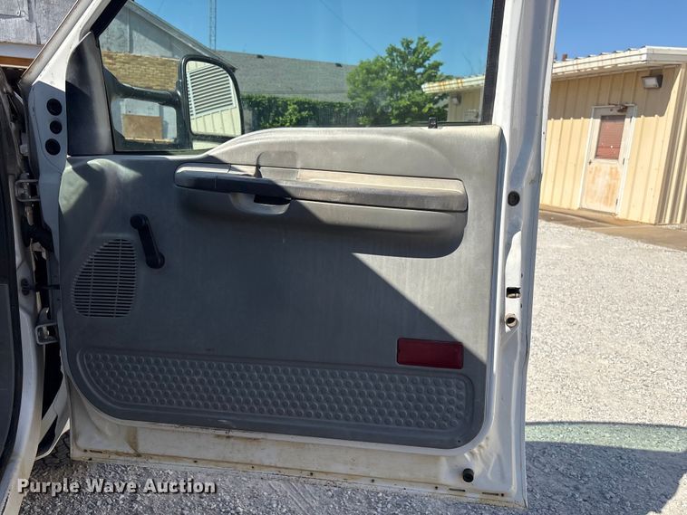 image for item EV2961 2003 Ford F350 Super Duty Crew Cab pickup truck