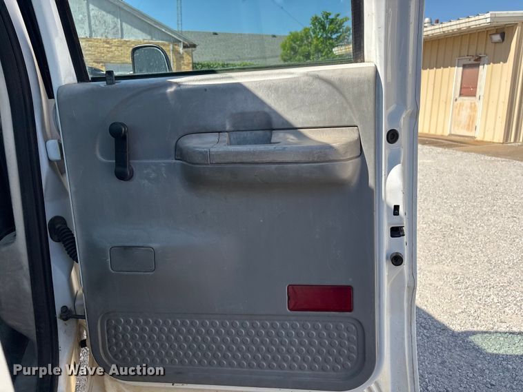 image for item EV2961 2003 Ford F350 Super Duty Crew Cab pickup truck