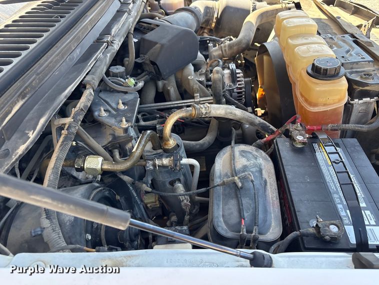image for item EV2961 2003 Ford F350 Super Duty Crew Cab pickup truck