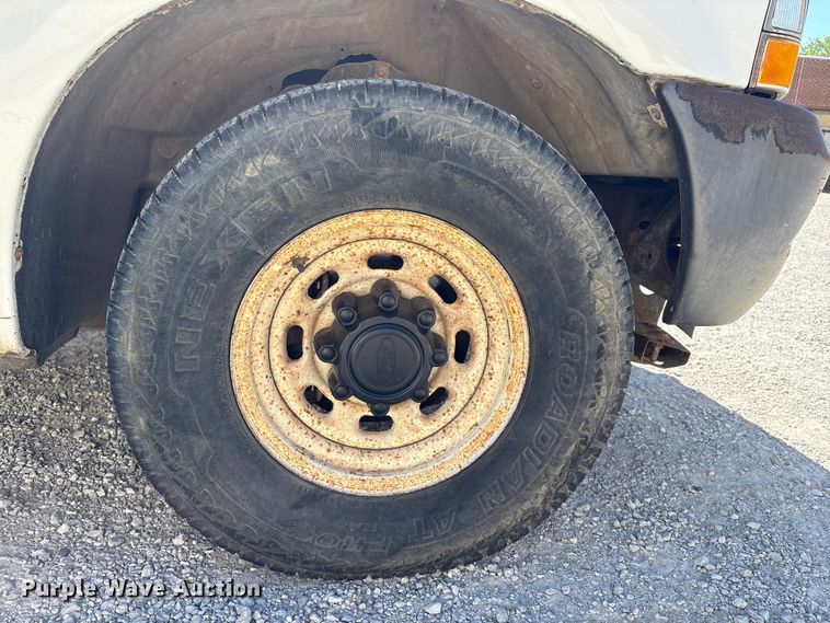 image for item EV2961 2003 Ford F350 Super Duty Crew Cab pickup truck