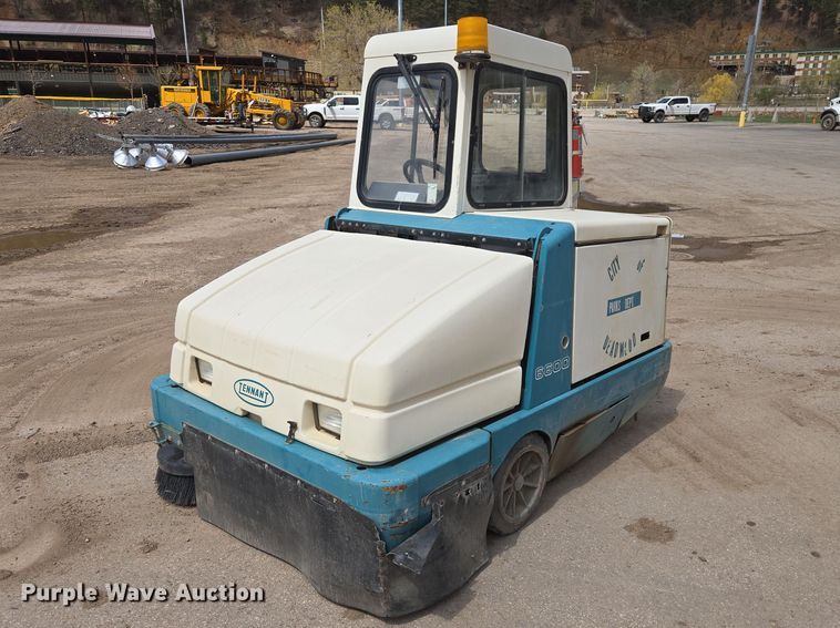 image for item EV5989 Tennant 6600 sweeper