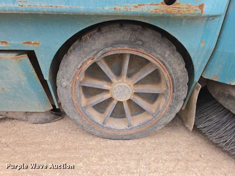 image for item EV5989 Tennant 6600 sweeper