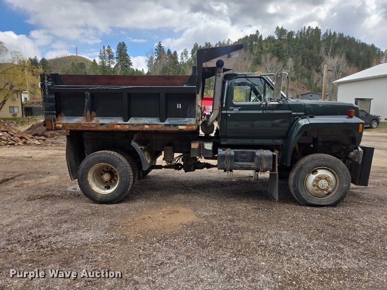 image for item EV5990 1992 Ford F800 dump truck