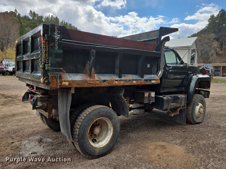 image for item EV5990 1992 Ford F800 dump truck