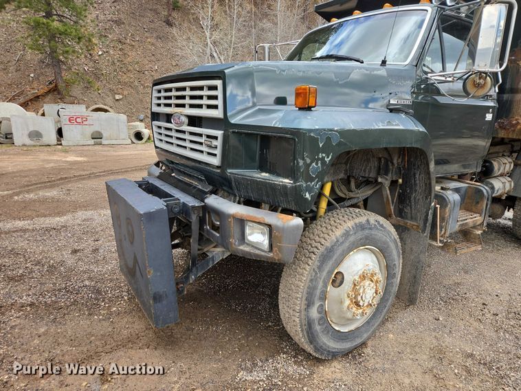 image for item EV5990 1992 Ford F800 dump truck