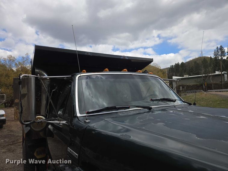 image for item EV5990 1992 Ford F800 dump truck