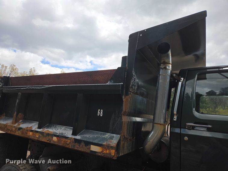 image for item EV5990 1992 Ford F800 dump truck