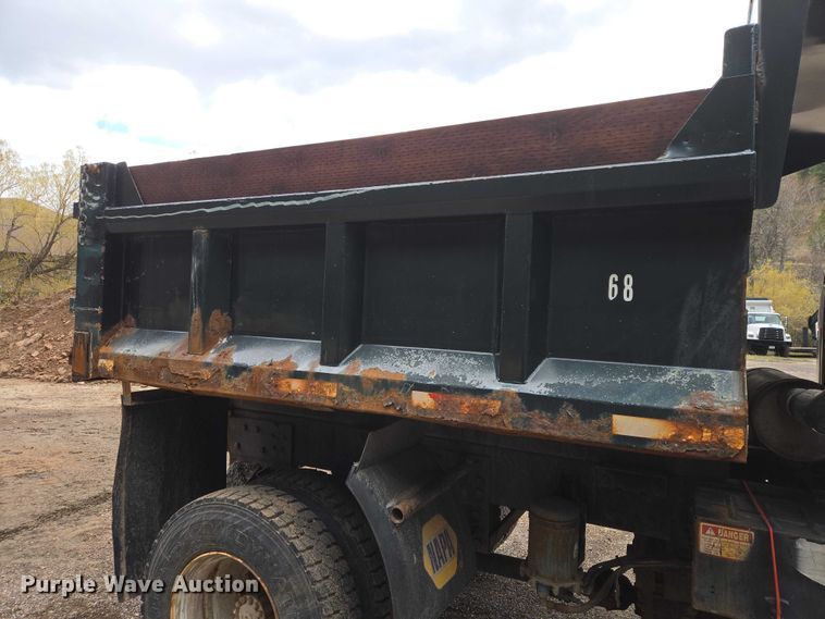 image for item EV5990 1992 Ford F800 dump truck