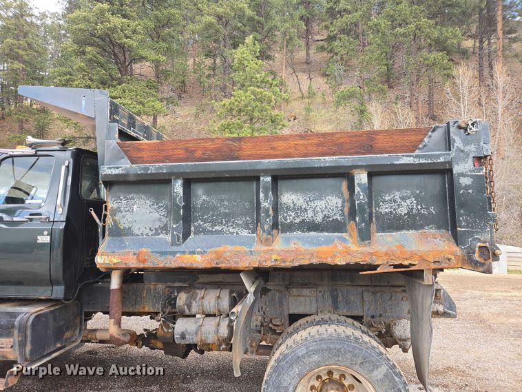image for item EV5990 1992 Ford F800 dump truck