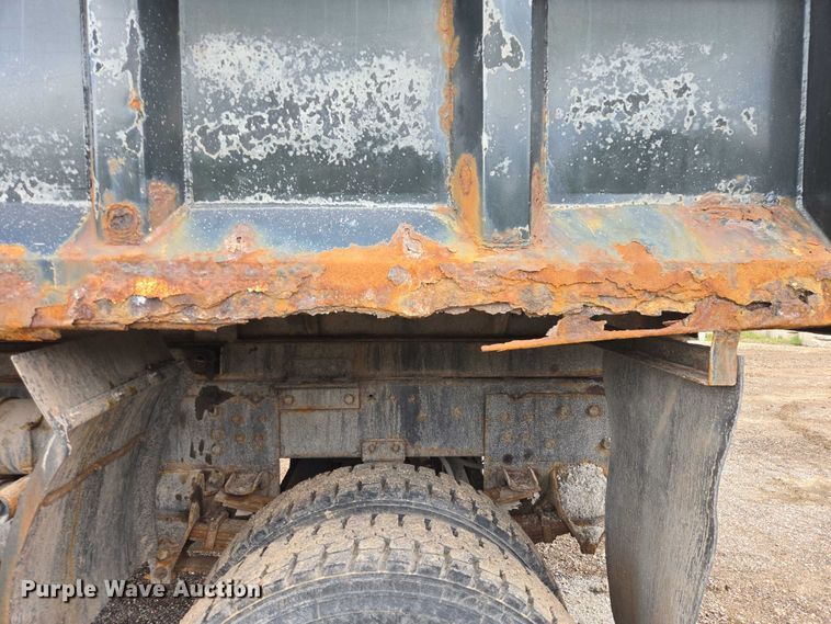 image for item EV5990 1992 Ford F800 dump truck